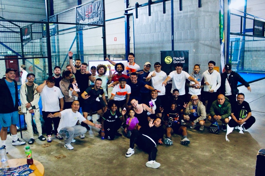 Groepsfoto na afloop van een Padel Social event